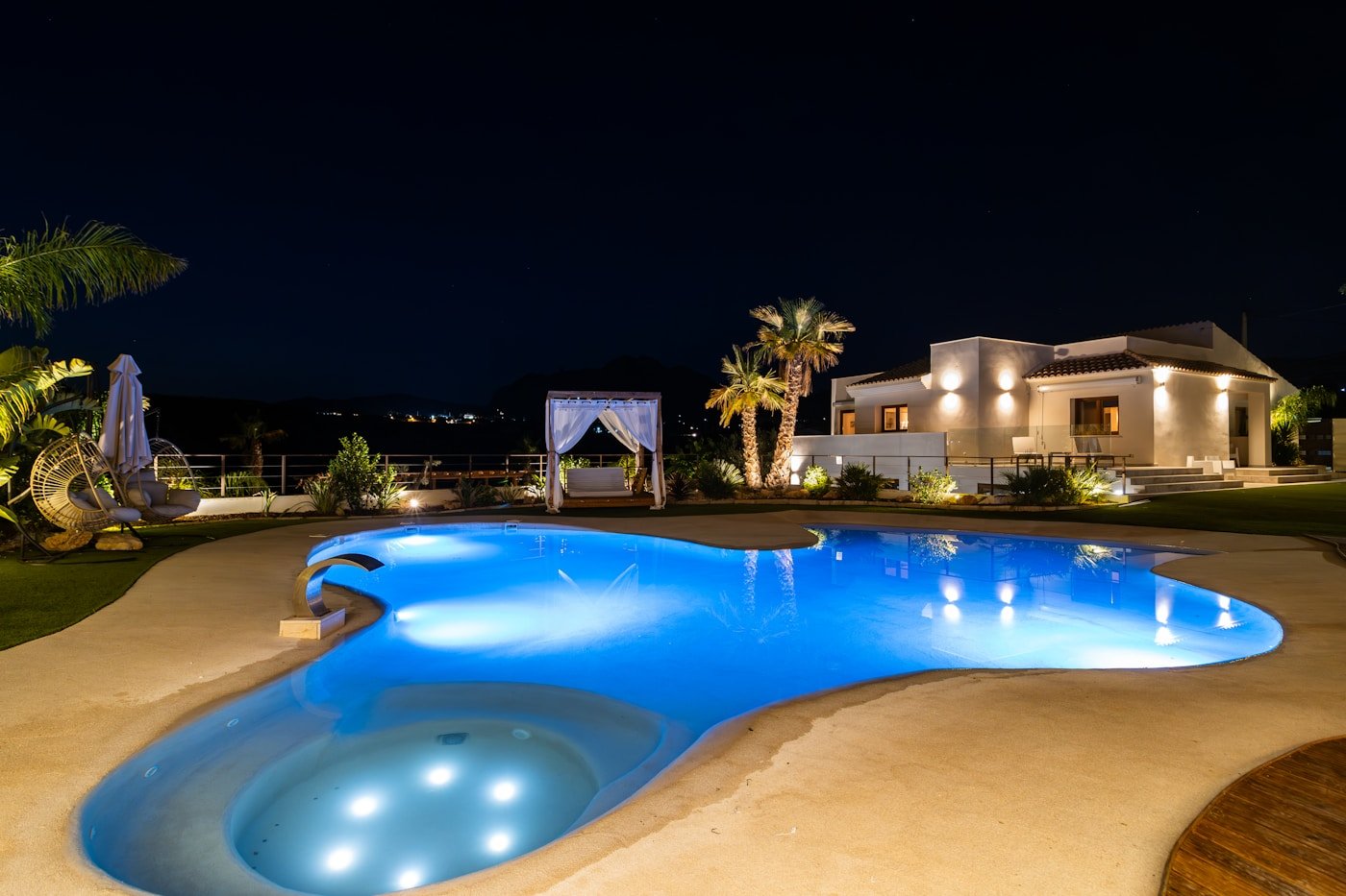Sea Whisper Villa thumbnail 4